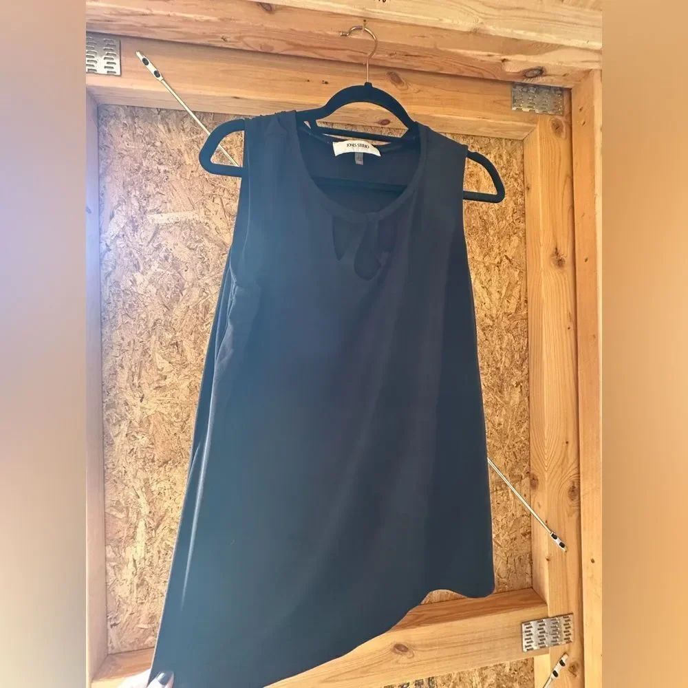 Jones Studio Black Sleeveless Blouse